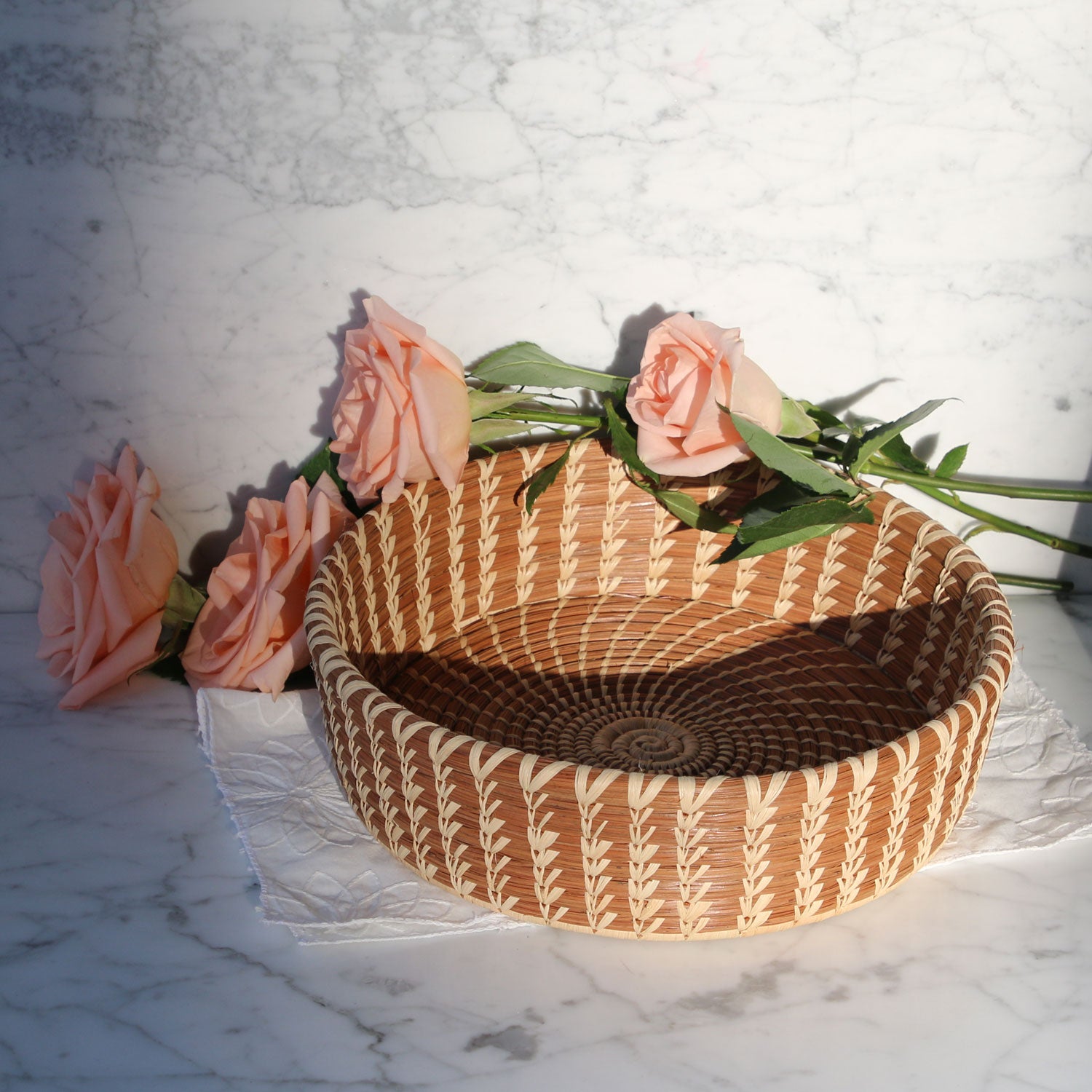 round-apple-fruit-large-pastry-bread-basket