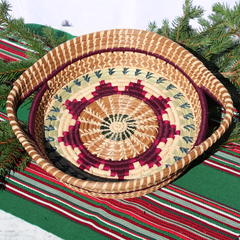 red-green-christmas-woven-basket-pie-holder